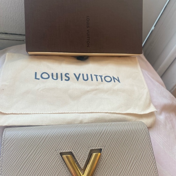 LV Twist  Wallet - Picture 15 of 15
